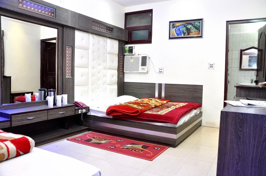 Hotel Peace Point - 1 Min Walking Distance From Station New Delhi Rom bilde