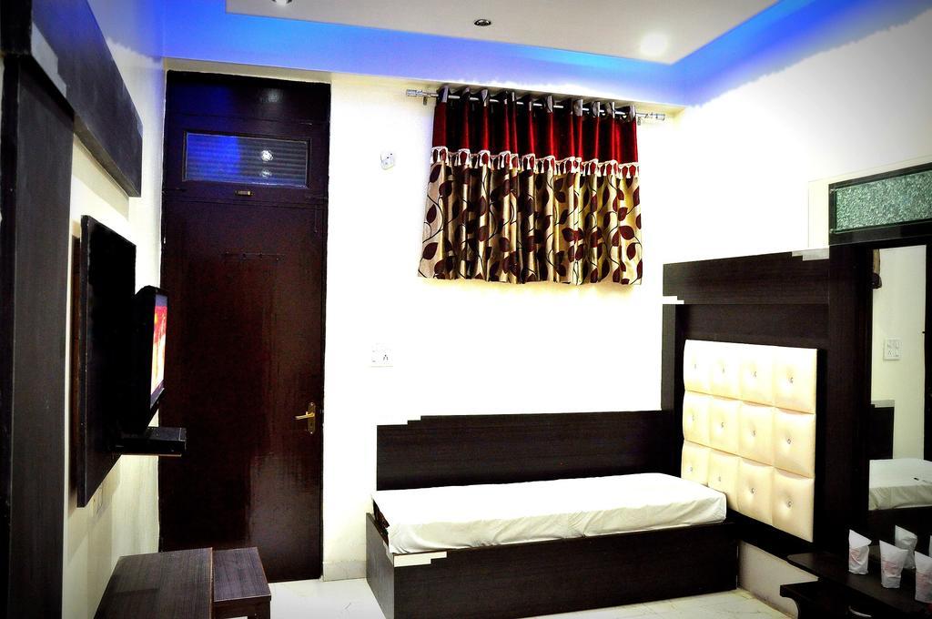 Hotel Peace Point - 1 Min Walking Distance From Station New Delhi Rom bilde